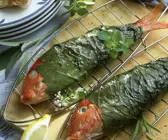 Gegrillte Rotbarben im Weinblatt