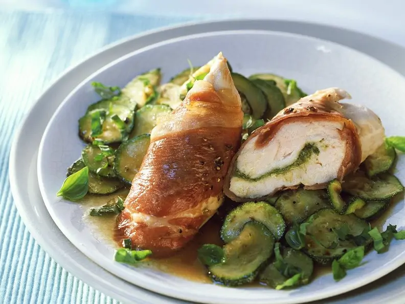 Hähnchenbrust im Schinkenmantel mit Zucchini