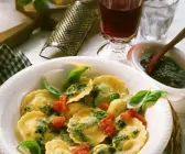 Gefüllte Nudeln mit Pesto-Tomaten-Sauce
