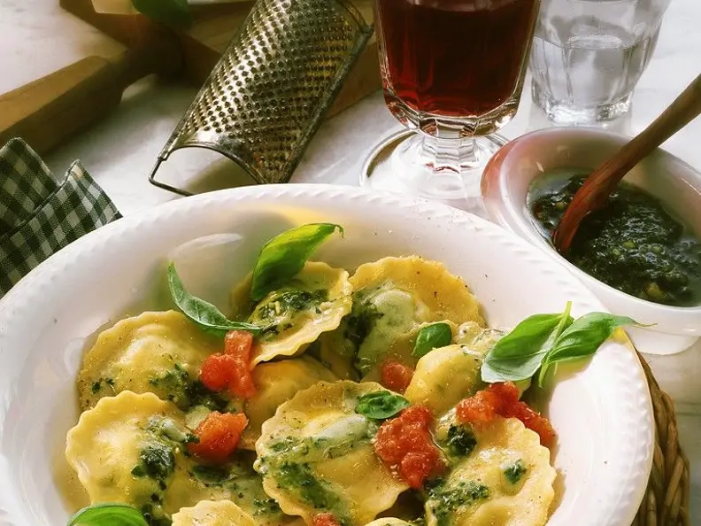 Gefüllte Nudeln mit Pesto-Tomaten-Sauce