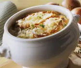 Omas französische Zwiebelsuppe