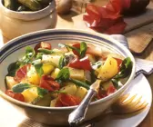 Kartoffelsalat mit Feldsalat und Salami