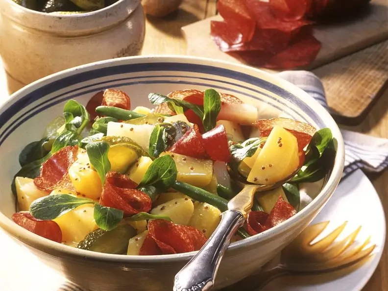 Kartoffelsalat mit Feldsalat und Salami