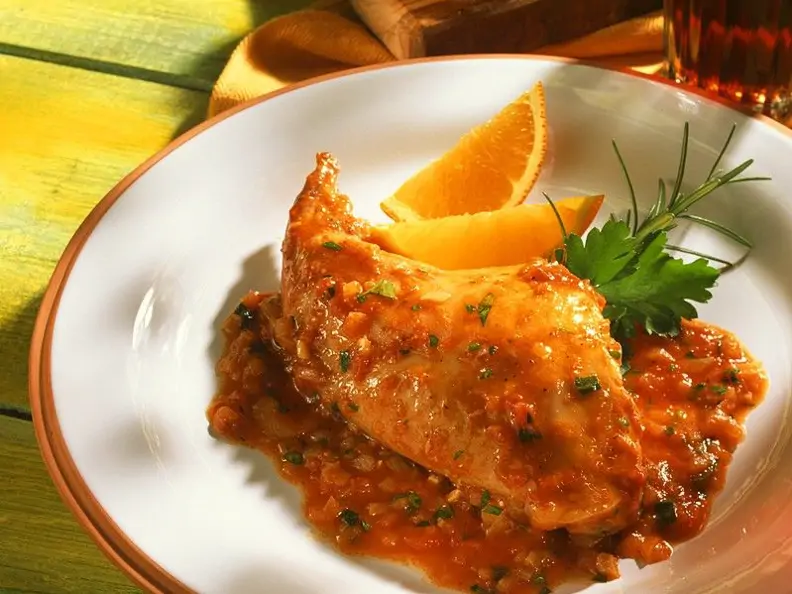 Kaninchen mit Tomatensauce aus dem Römertopf