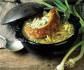 Zwiebelsuppe mit Weißwein