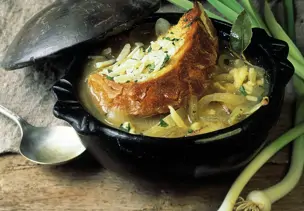 Zwiebelsuppe mit Weißwein