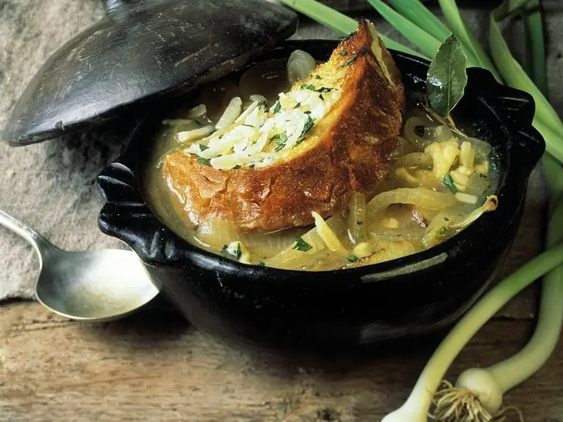 Zwiebelsuppe mit Weißwein