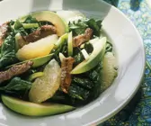 Fruchtiger Spinatsalat mit Avocado und Lamm