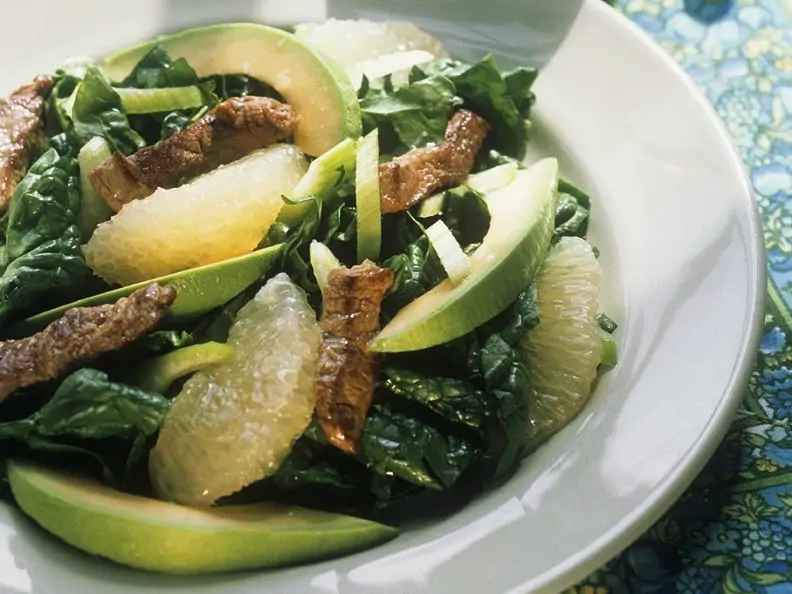 Fruchtiger Spinatsalat mit Avocado und Lamm