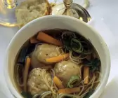Jüdische Suppe mit Matzeknödel