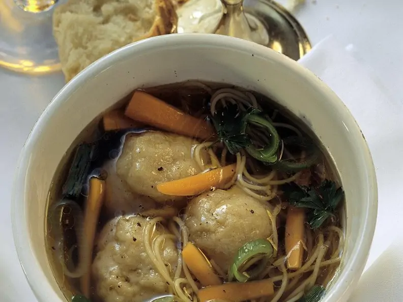 Jüdische Suppe mit Matzeknödel