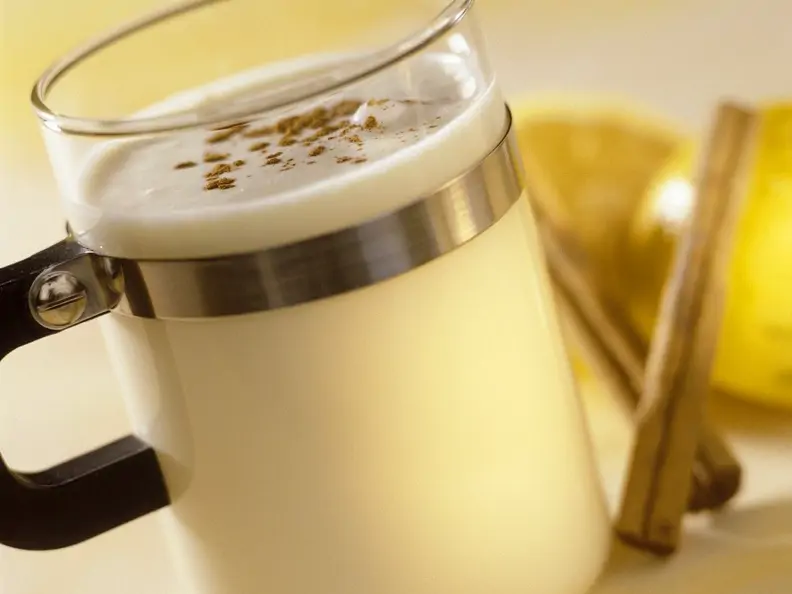 Heiße Eierlikör-Milch