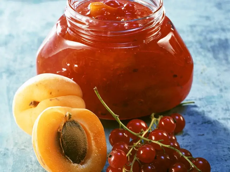 Johannisbeerkonfitüre mit Aprikosen