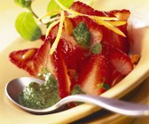 Erdbeeren mit Minzpesto