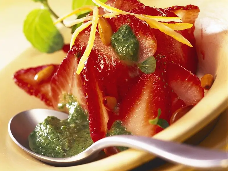 Erdbeeren mit Minzpesto