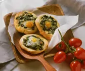Mini-Spinatpizzen mit Wachtelei
