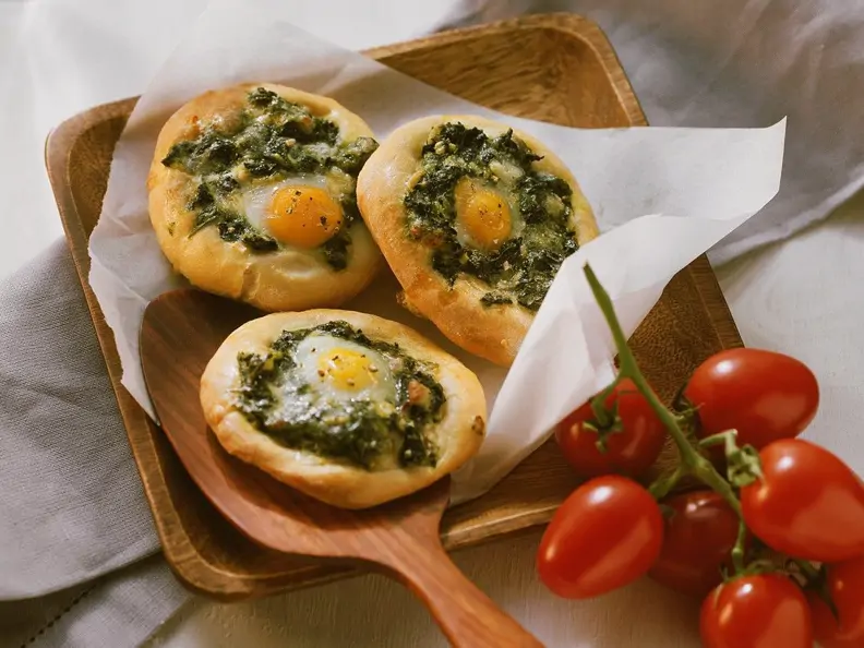 Mini-Spinatpizzen mit Wachtelei