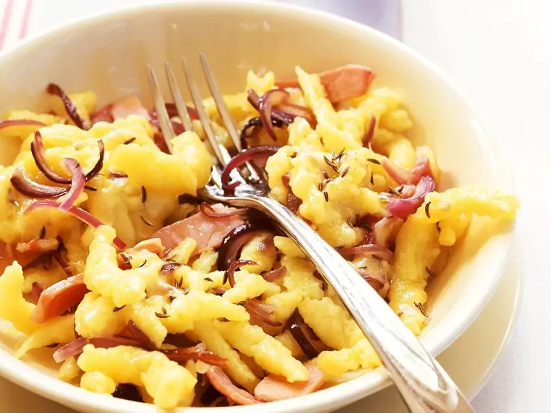 Spätzle mit Schinken und Zwiebeln