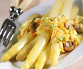 Weißer Spargel mit Gemüse