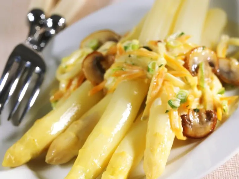 Weißer Spargel mit Gemüse