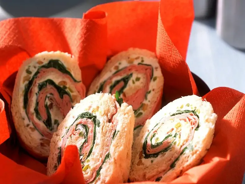 Sandwichrollen mit Mascarponecreme und Mortadella