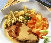 Kalbschnitzel in Sahnesauce mit Möhrengemüse