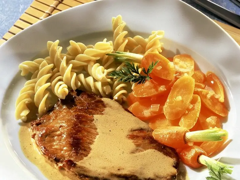 Kalbschnitzel in Sahnesauce mit Möhrengemüse