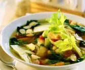 Vegetarische Minestrone mit Mandelpesto