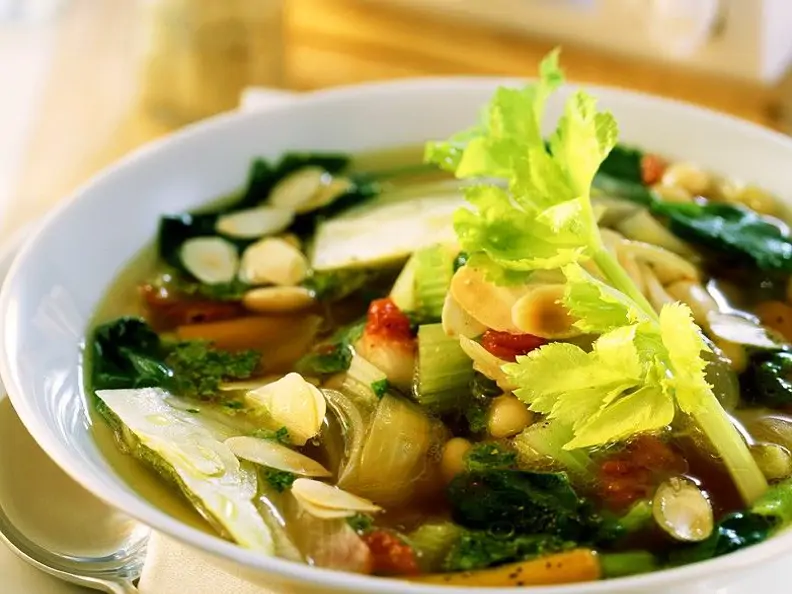 Vegetarische Minestrone mit Mandelpesto