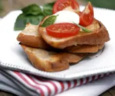 Crostini mit Tomate-Mozzarella