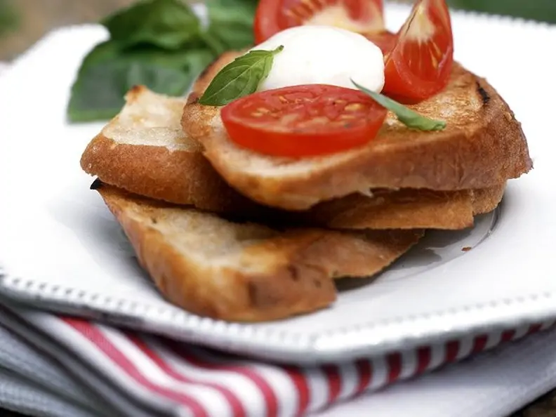 Crostini mit Tomate-Mozzarella