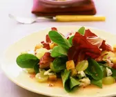 Herbstlicher Blattsalat mit Trauben und Käse