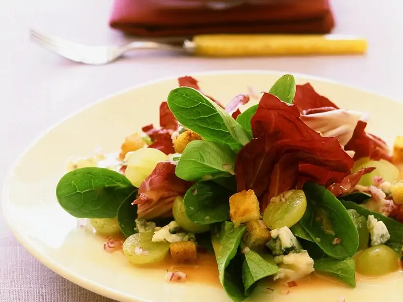 Herbstlicher Blattsalat mit Trauben und Käse