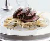 Hirsch mit Ahornsirup auf Tortillastreifen