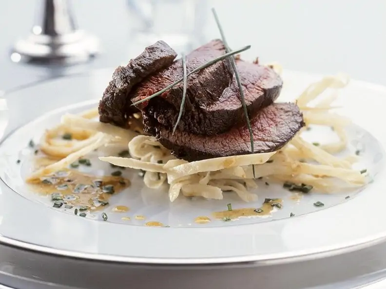 Hirsch mit Ahornsirup auf Tortillastreifen