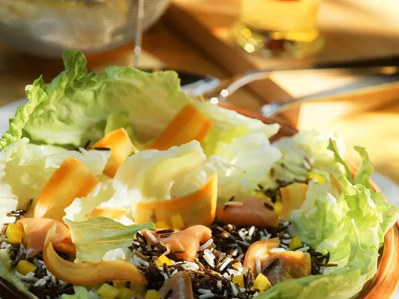Reissalat mit Räucherlachs