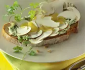 Brot mit Mayonnaise und Pilzen