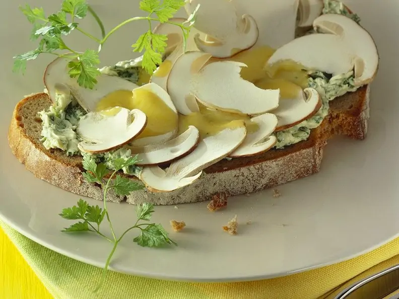 Brot mit Mayonnaise und Pilzen