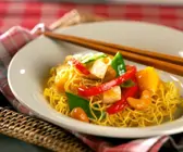 Gebratene Nudeln mit Ananas und Gemüse