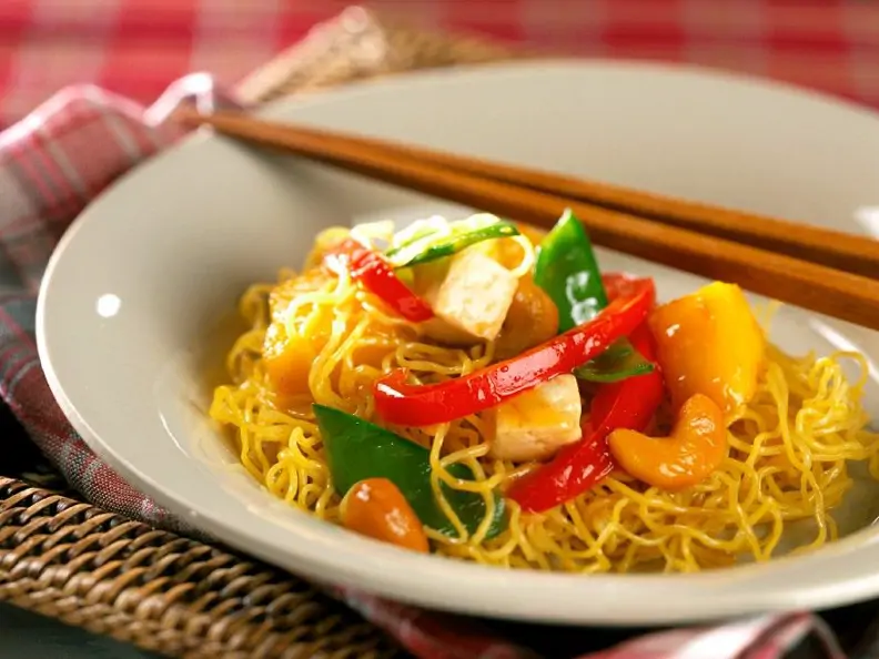 Gebratene Nudeln mit Ananas und Gemüse