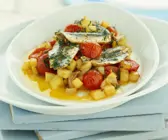 Sardellenfilets auf Tomaten-Kartoffel-Ragout