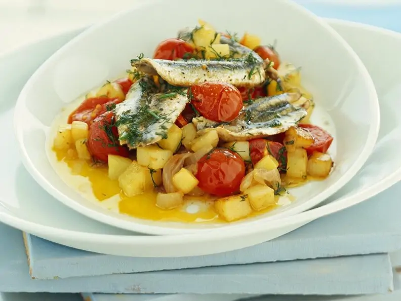 Sardellenfilets auf Tomaten-Kartoffel-Ragout