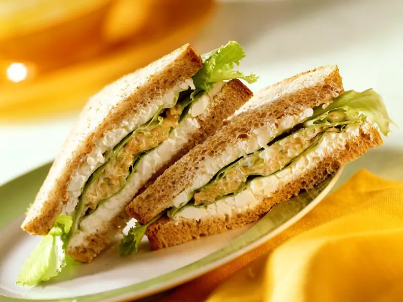 Hüttenkäse-Gemüsesandwich