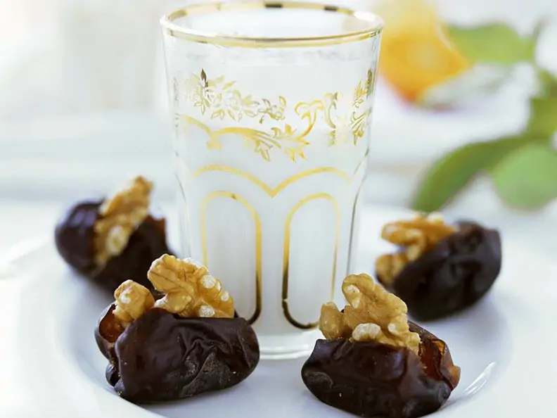 Mandelmilch mit Datteln