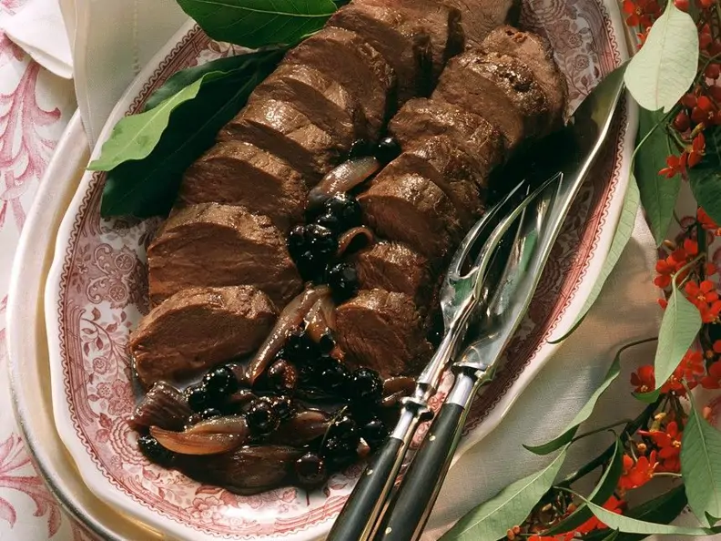 Rehrücken mit Beeren