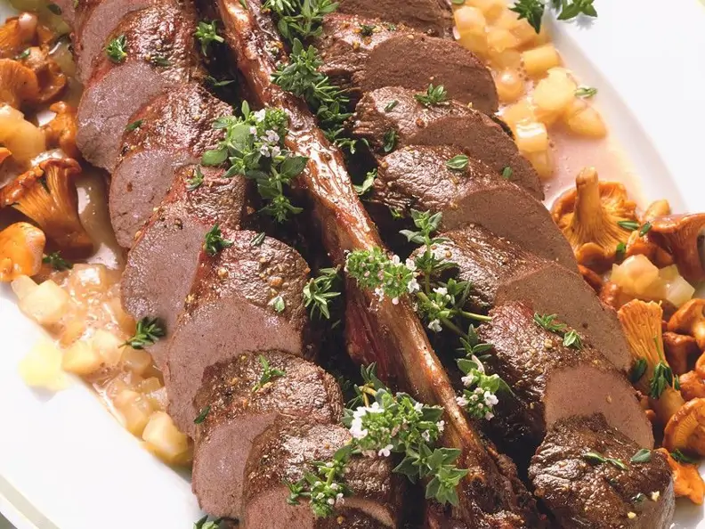 Rehrücken mit Kartoffeln und Pfifferlingern