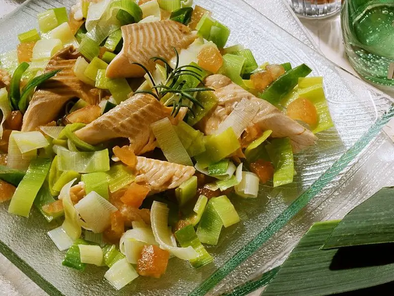 Lauch-Tomaten-Salat mit Forelle