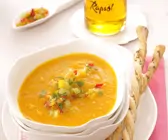 Kürbiscremesuppe mit Gemüsegremolata und Blätterteigstangen