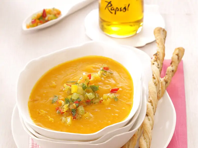 Kürbiscremesuppe mit Gemüsegremolata und Blätterteigstangen