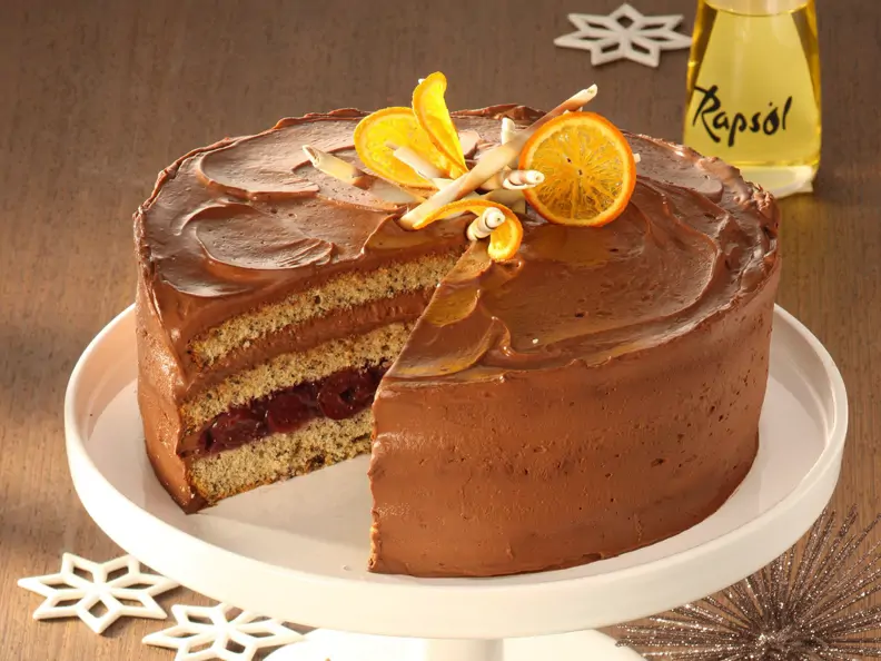 Orangen-Glühwein-Torte mit Zimt-Kirschen und Schokoladensahne